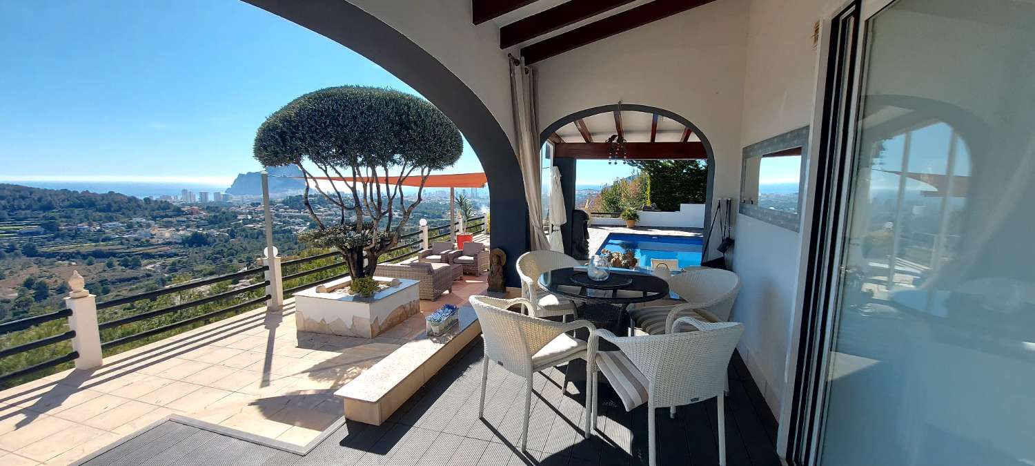 Luxe villa met schitterend uitzicht in Calpe (Costa Blanca Noord)