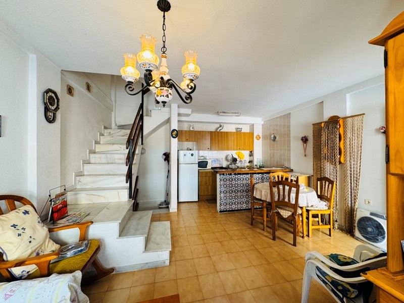 Semi-detached bungalow with 3 bedrooms, 2 bathrooms, basement and solarium, 300 m from the beach in Torrevieja (Alicante)