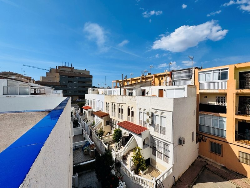 Semi-detached bungalow with 3 bedrooms, 2 bathrooms, basement and solarium, 300 m from the beach in Torrevieja (Alicante)