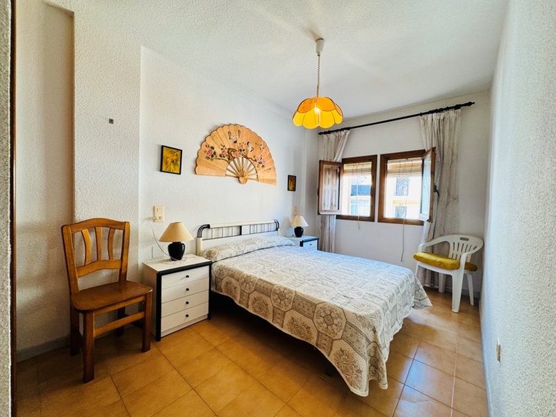 Semi-detached bungalow with 3 bedrooms, 2 bathrooms, basement and solarium, 300 m from the beach in Torrevieja (Alicante)