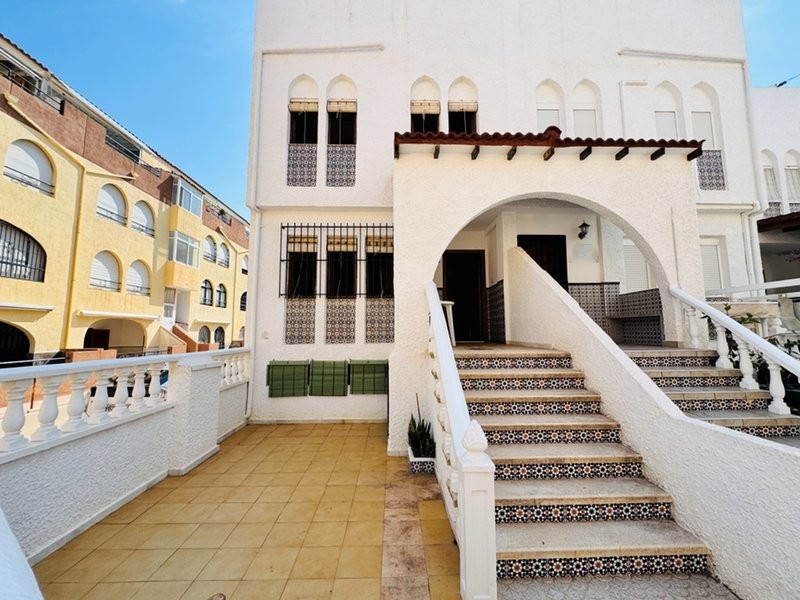 Semi-detached bungalow with 3 bedrooms, 2 bathrooms, basement and solarium, 300 m from the beach in Torrevieja (Alicante)