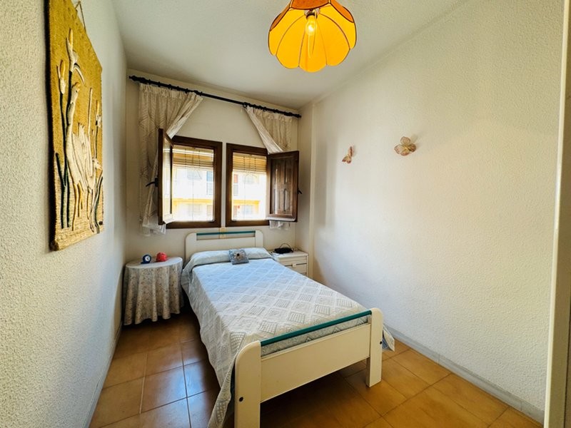 Semi-detached bungalow with 3 bedrooms, 2 bathrooms, basement and solarium, 300 m from the beach in Torrevieja (Alicante)