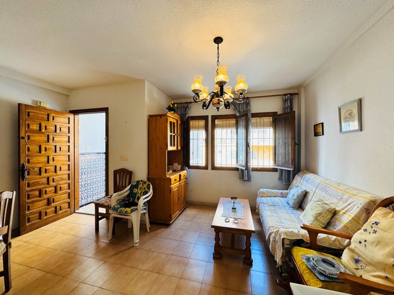 Semi-detached bungalow with 3 bedrooms, 2 bathrooms, basement and solarium, 300 m from the beach in Torrevieja (Alicante)