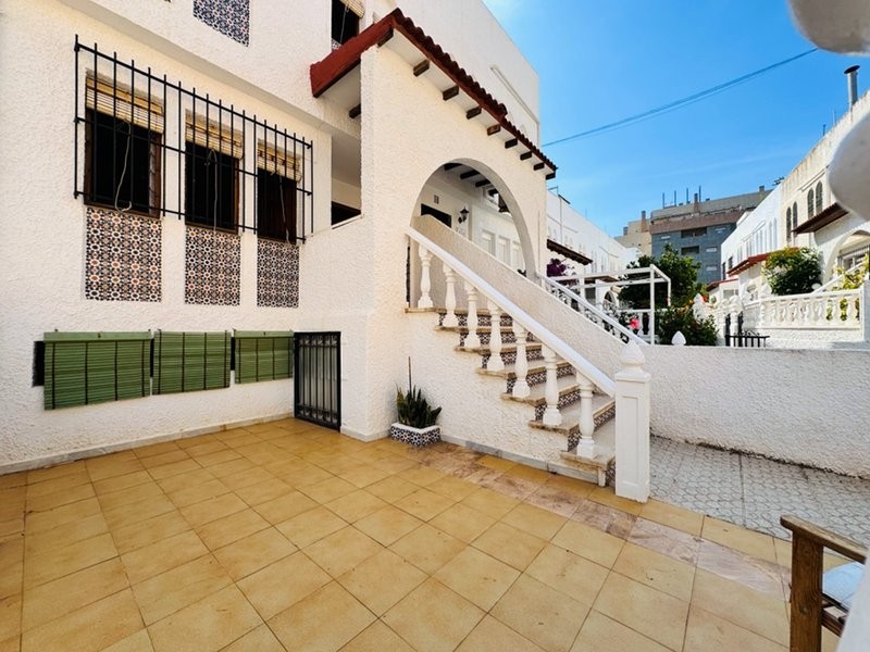 Semi-detached bungalow with 3 bedrooms, 2 bathrooms, basement and solarium, 300 m from the beach in Torrevieja (Alicante)