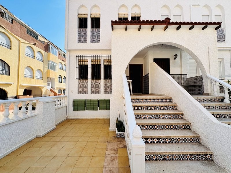Semi-detached bungalow with 3 bedrooms, 2 bathrooms, basement and solarium, 300 m from the beach in Torrevieja (Alicante)