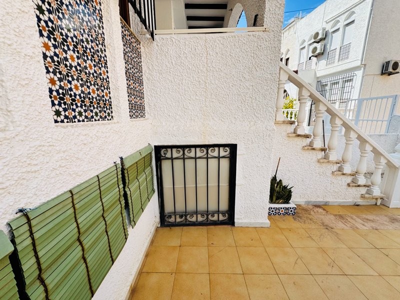 Semi-detached bungalow with 3 bedrooms, 2 bathrooms, basement and solarium, 300 m from the beach in Torrevieja (Alicante)