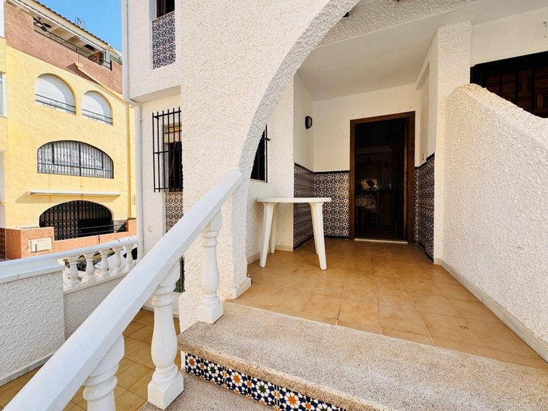 Semi-detached bungalow with 3 bedrooms, 2 bathrooms, basement and solarium, 300 m from the beach in Torrevieja (Alicante)