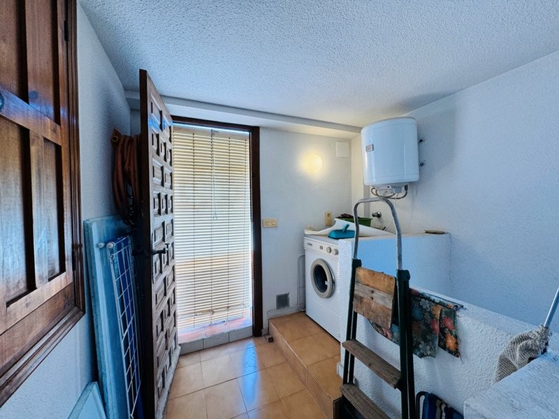 Semi-detached bungalow with 3 bedrooms, 2 bathrooms, basement and solarium, 300 m from the beach in Torrevieja (Alicante)