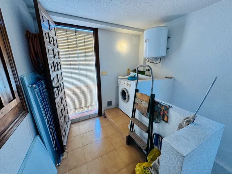 Semi-detached bungalow with 3 bedrooms, 2 bathrooms, basement and solarium, 300 m from the beach in Torrevieja (Alicante)