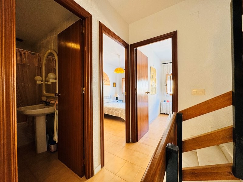 Semi-detached bungalow with 3 bedrooms, 2 bathrooms, basement and solarium, 300 m from the beach in Torrevieja (Alicante)