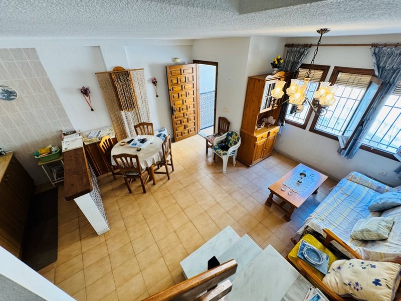 Semi-detached bungalow with 3 bedrooms, 2 bathrooms, basement and solarium, 300 m from the beach in Torrevieja (Alicante)