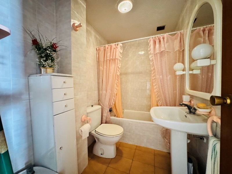 Semi-detached bungalow with 3 bedrooms, 2 bathrooms, basement and solarium, 300 m from the beach in Torrevieja (Alicante)