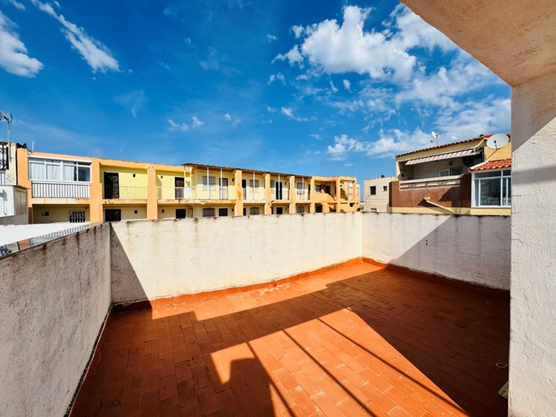 Semi-detached bungalow with 3 bedrooms, 2 bathrooms, basement and solarium, 300 m from the beach in Torrevieja (Alicante)