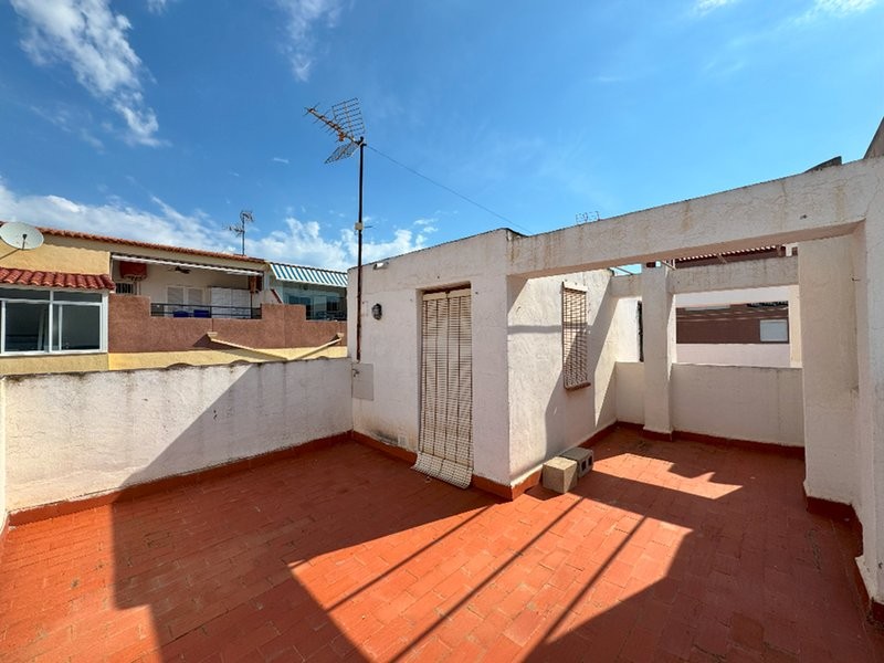 Semi-detached bungalow with 3 bedrooms, 2 bathrooms, basement and solarium, 300 m from the beach in Torrevieja (Alicante)