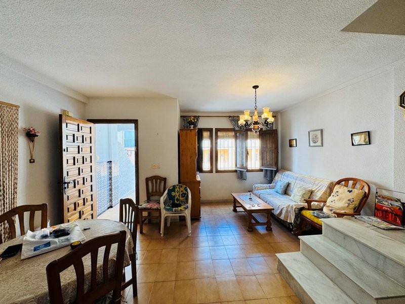 Semi-detached bungalow with 3 bedrooms, 2 bathrooms, basement and solarium, 300 m from the beach in Torrevieja (Alicante)