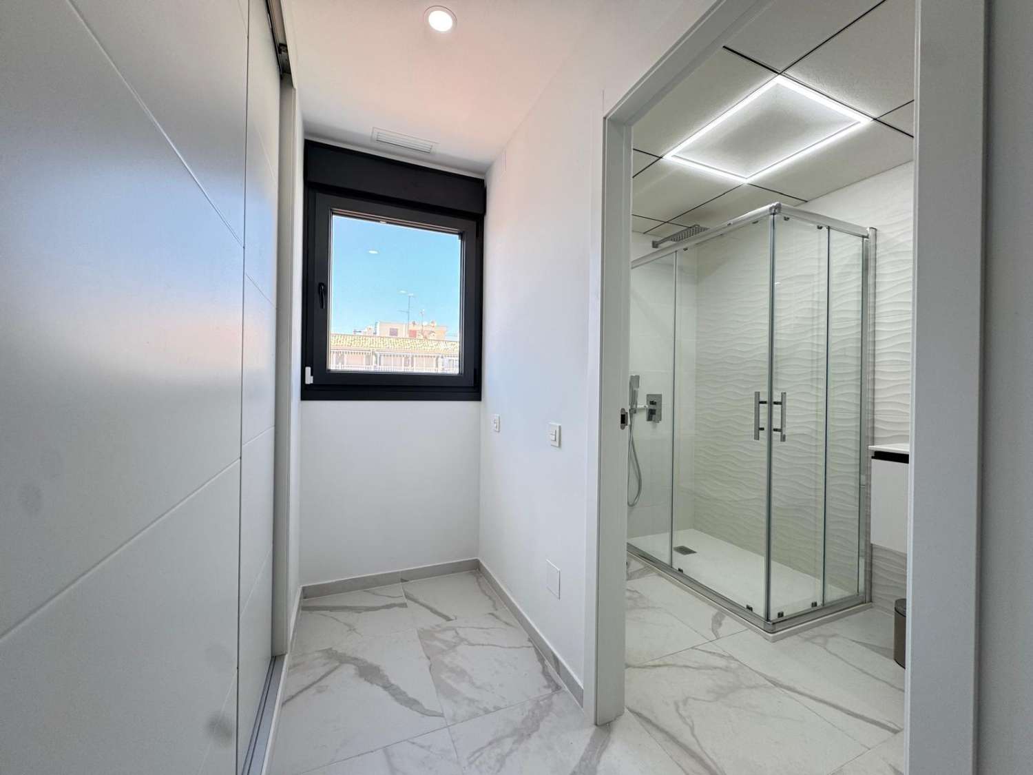 Penthouse avec solarium, 2 chambres, piscine, à 200 m de la plage à Torrevieja (Costa Blanca Nord)