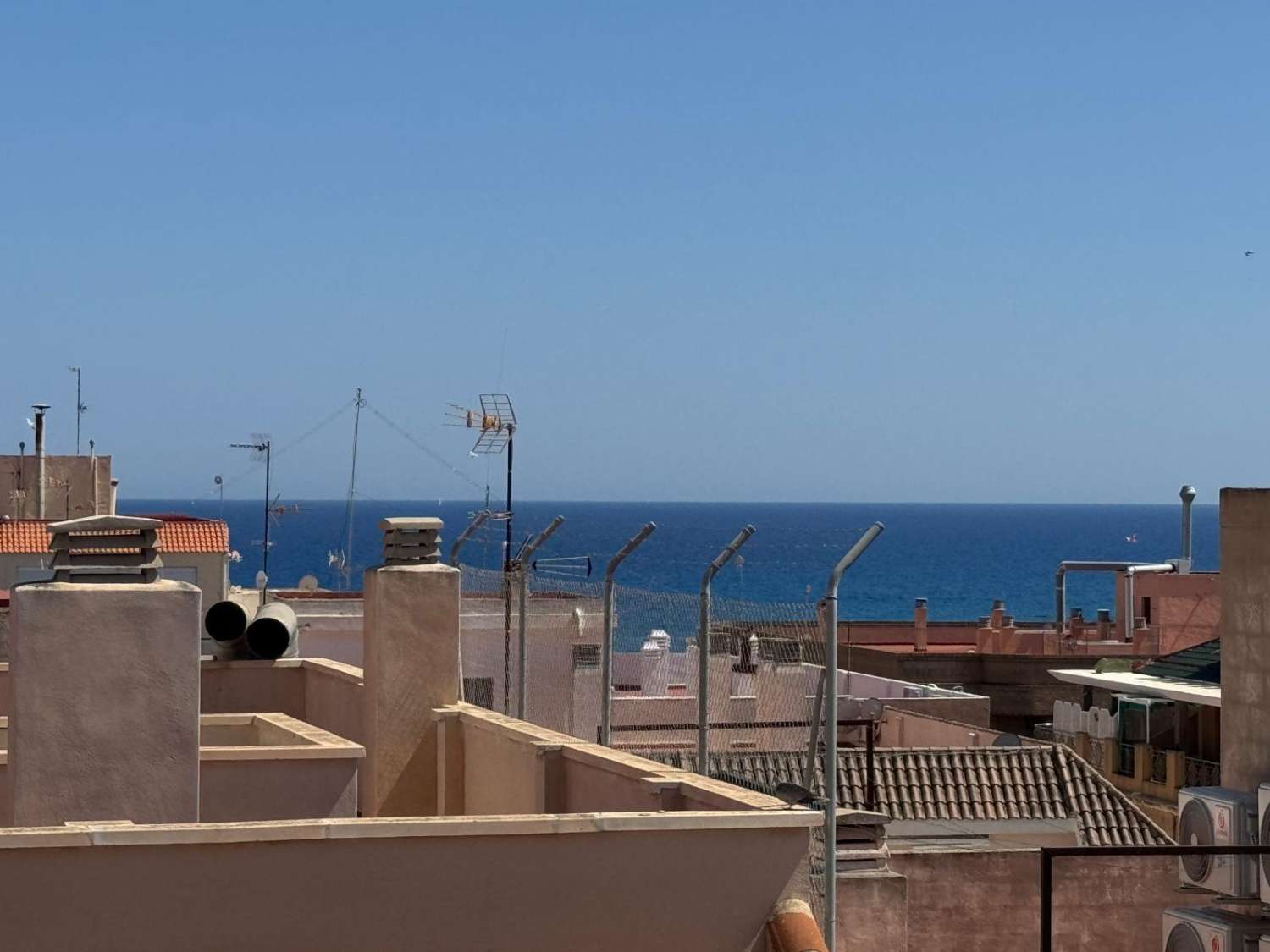 Penthouse avec solarium, 2 chambres, piscine, à 200 m de la plage à Torrevieja (Costa Blanca Nord)