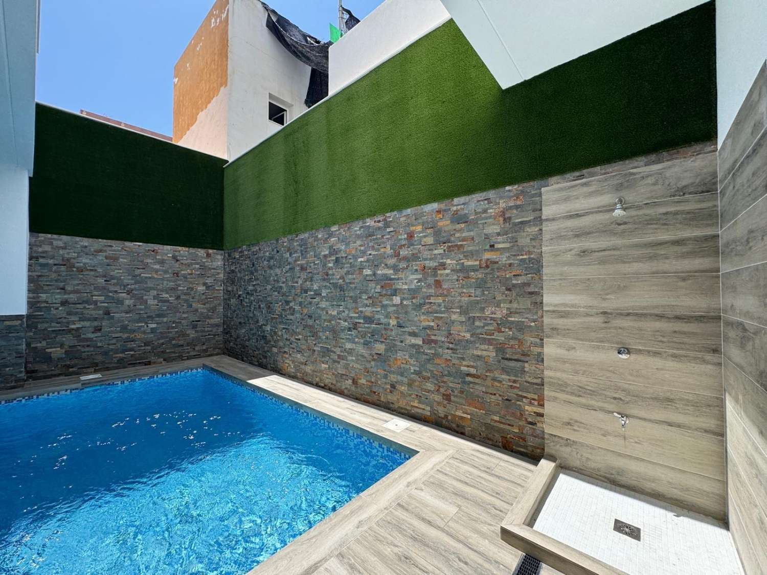 Penthouse avec solarium, 2 chambres, piscine, à 200 m de la plage à Torrevieja (Costa Blanca Nord)
