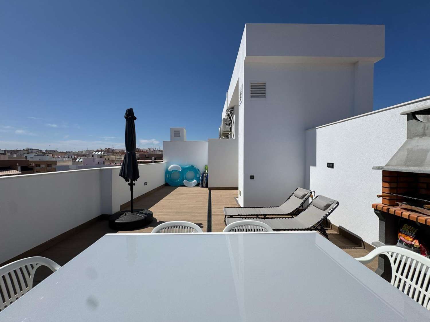 Penthouse avec solarium, 2 chambres, piscine, à 200 m de la plage à Torrevieja (Costa Blanca Nord)