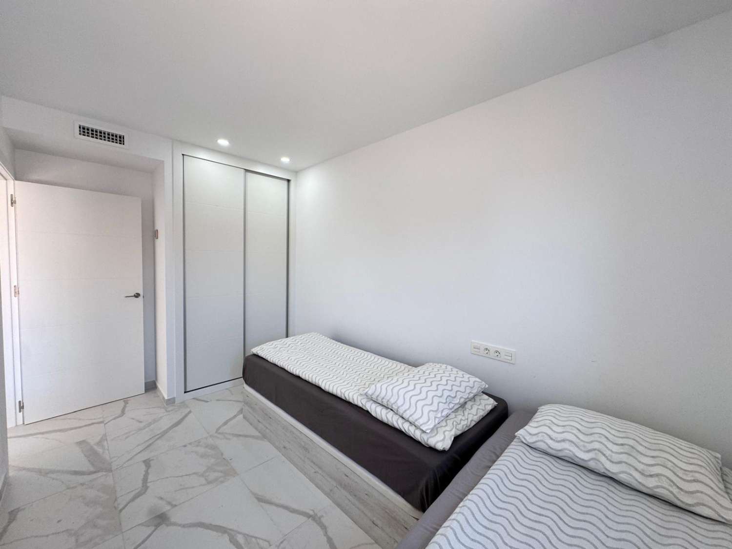 Penthouse avec solarium, 2 chambres, piscine, à 200 m de la plage à Torrevieja (Costa Blanca Nord)