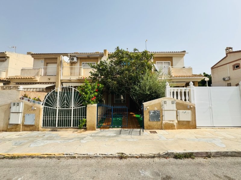 Bungalow met 3 slaapkamers en zwembad in La Mata-Torrevieja (Zuid-Costa Blanca)
