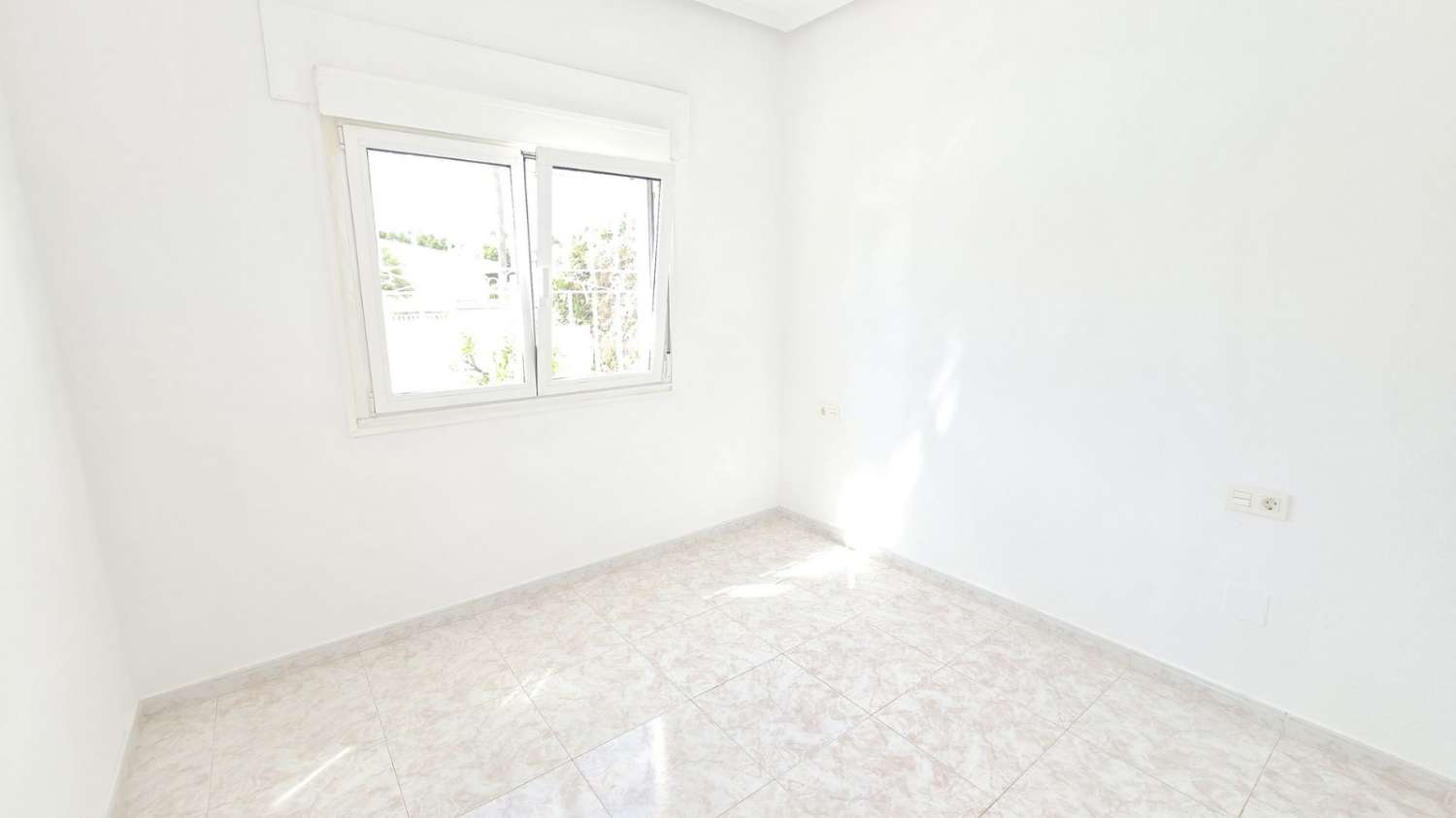 Villa independiente 4 dormitorios, piscina, barbacoa, garaje próxima a todos los servicios en Rojales (Alicante)