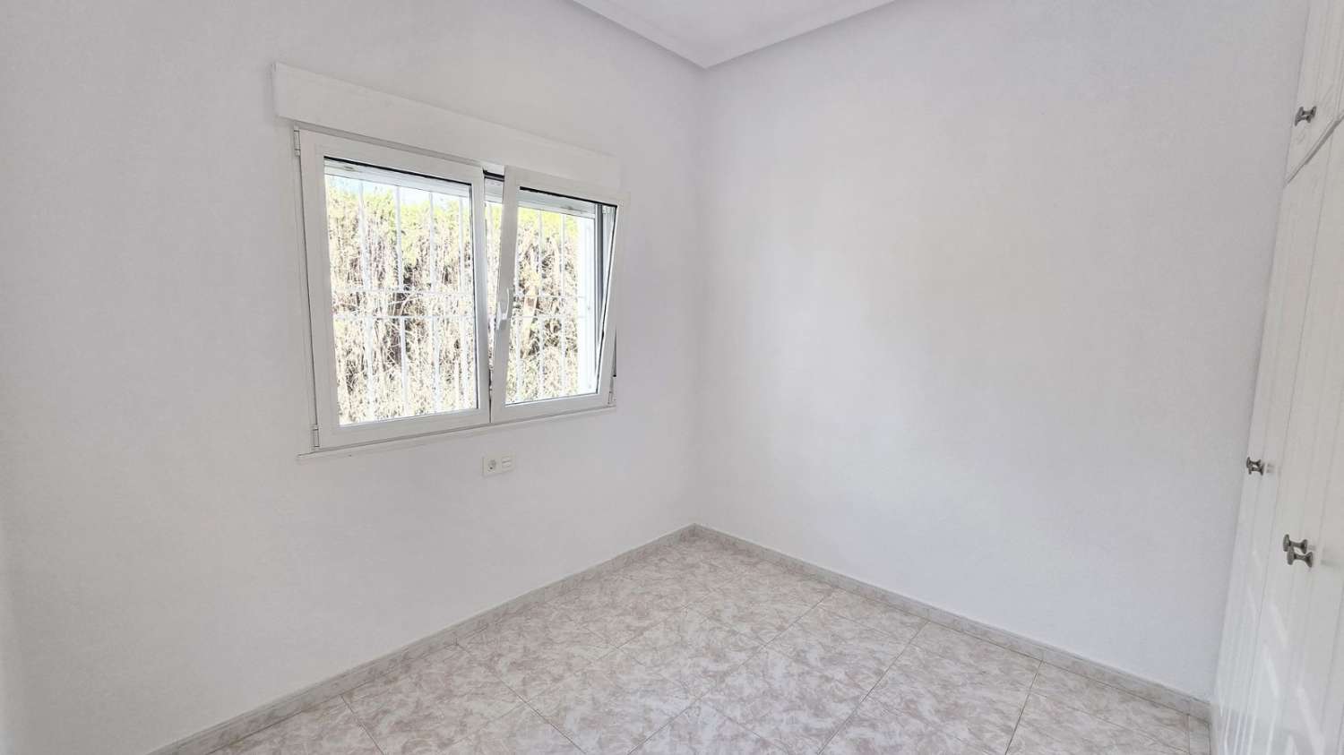 Villa independiente 4 dormitorios, piscina, barbacoa, garaje próxima a todos los servicios en Rojales (Alicante)