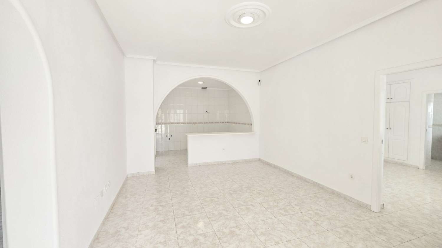 Villa independiente 4 dormitorios, piscina, barbacoa, garaje próxima a todos los servicios en Rojales (Alicante)