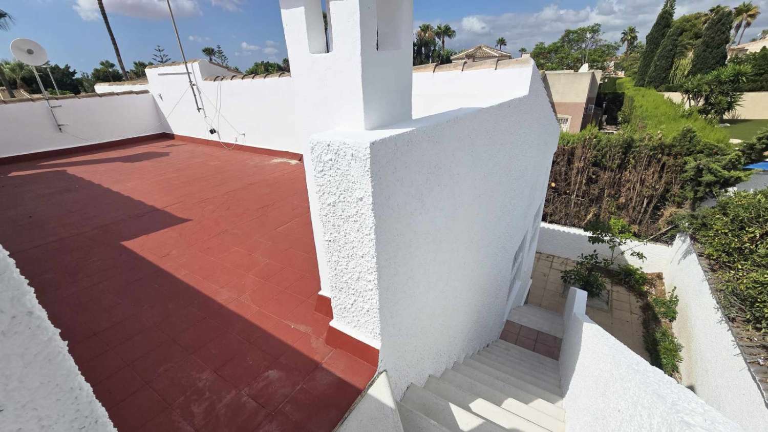 Villa independiente 4 dormitorios, piscina, barbacoa, garaje próxima a todos los servicios en Rojales (Alicante)