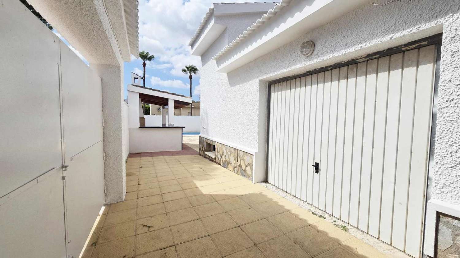 Villa independiente 4 dormitorios, piscina, barbacoa, garaje próxima a todos los servicios en Rojales (Alicante)