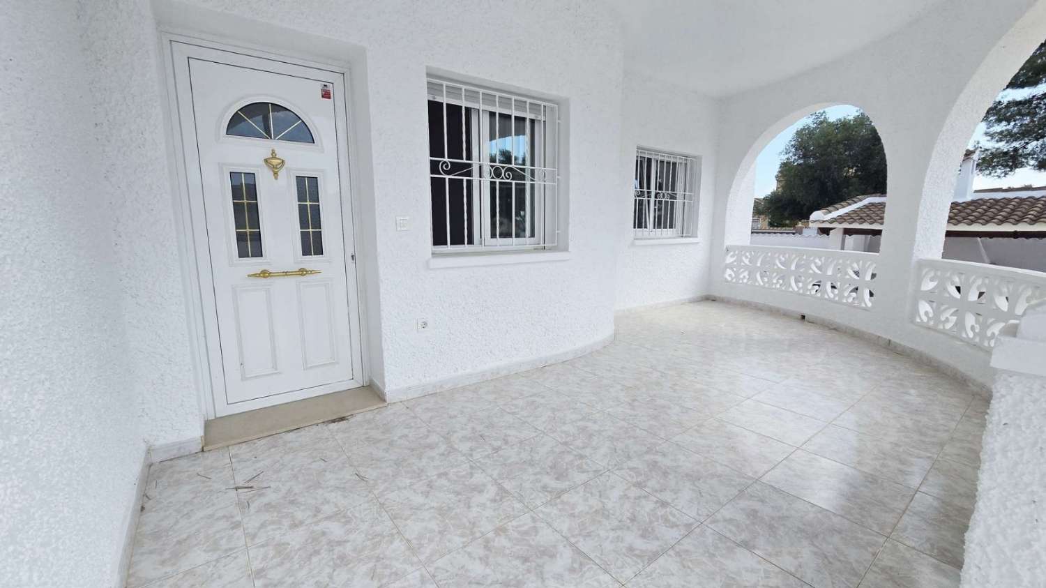 Villa independiente 4 dormitorios, piscina, barbacoa, garaje próxima a todos los servicios en Rojales (Alicante)