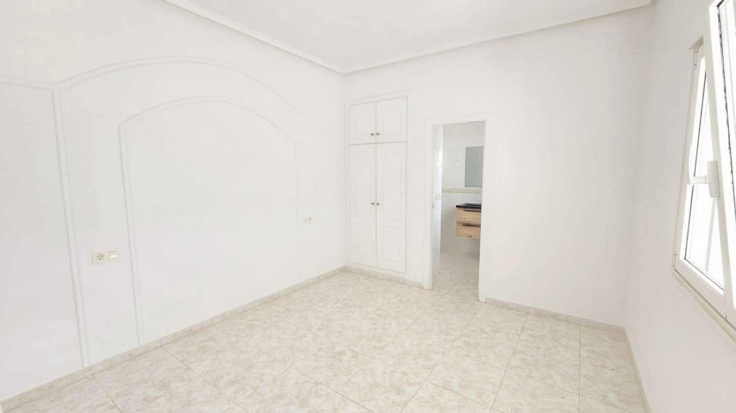 Villa independiente 4 dormitorios, piscina, barbacoa, garaje próxima a todos los servicios en Rojales (Alicante)