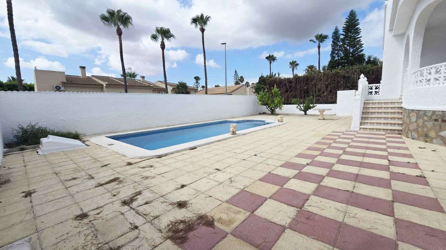 Villa independiente 4 dormitorios, piscina, barbacoa, garaje próxima a todos los servicios en Rojales (Alicante)