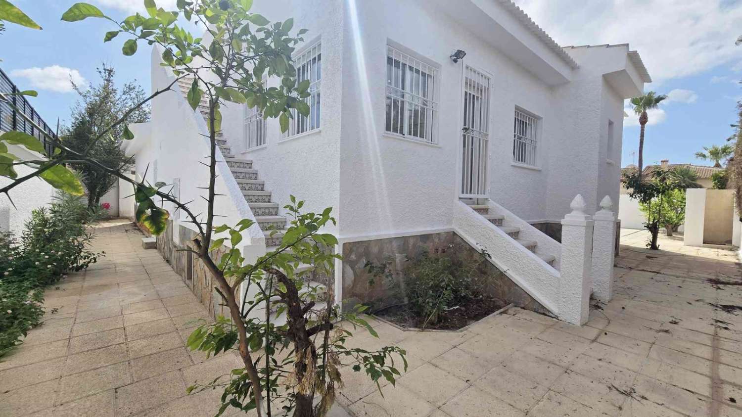 Villa independiente 4 dormitorios, piscina, barbacoa, garaje próxima a todos los servicios en Rojales (Alicante)