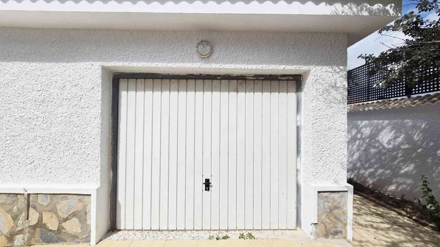 Villa independiente 4 dormitorios, piscina, barbacoa, garaje próxima a todos los servicios en Rojales (Alicante)