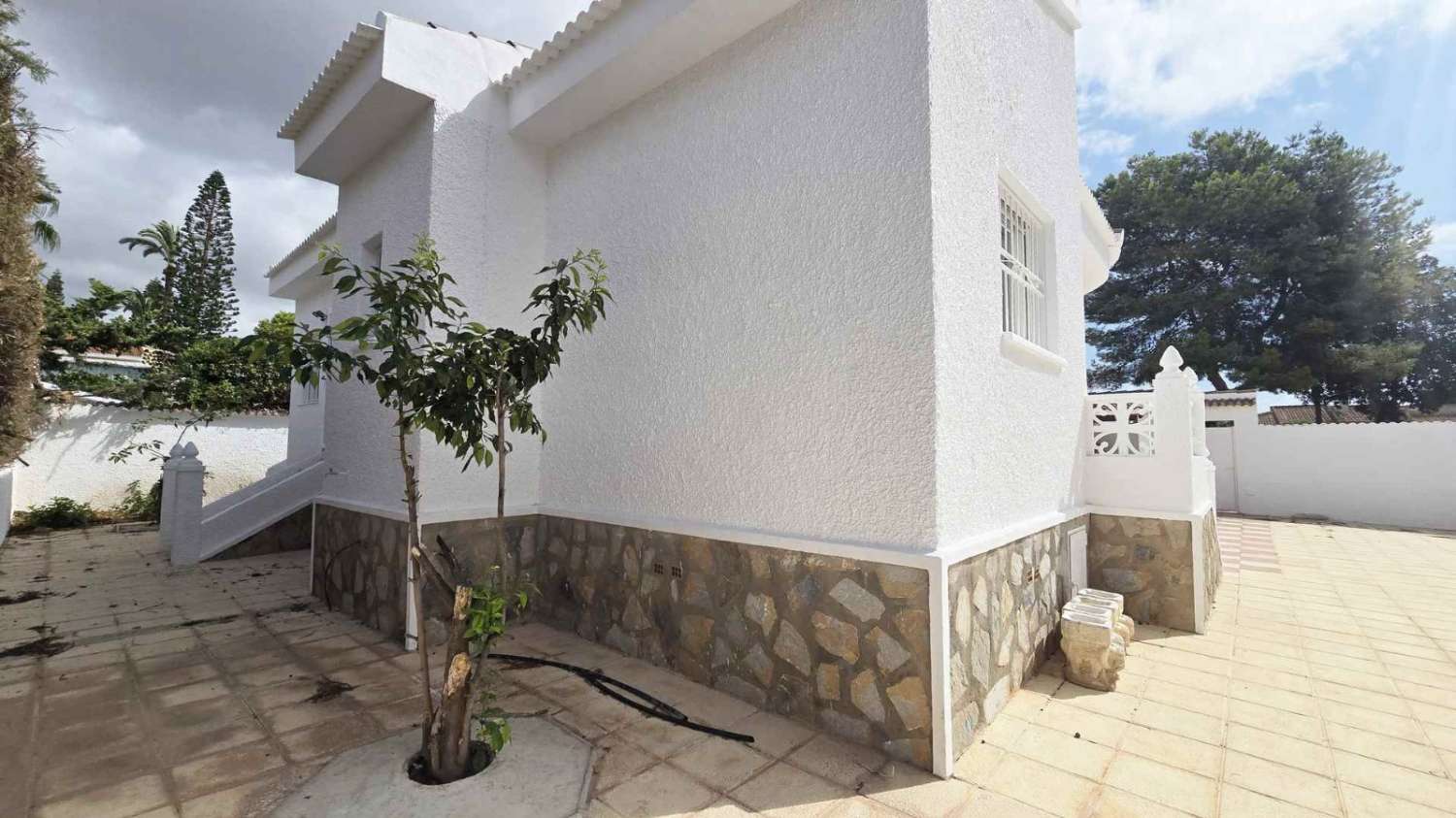 Villa independiente 4 dormitorios, piscina, barbacoa, garaje próxima a todos los servicios en Rojales (Alicante)