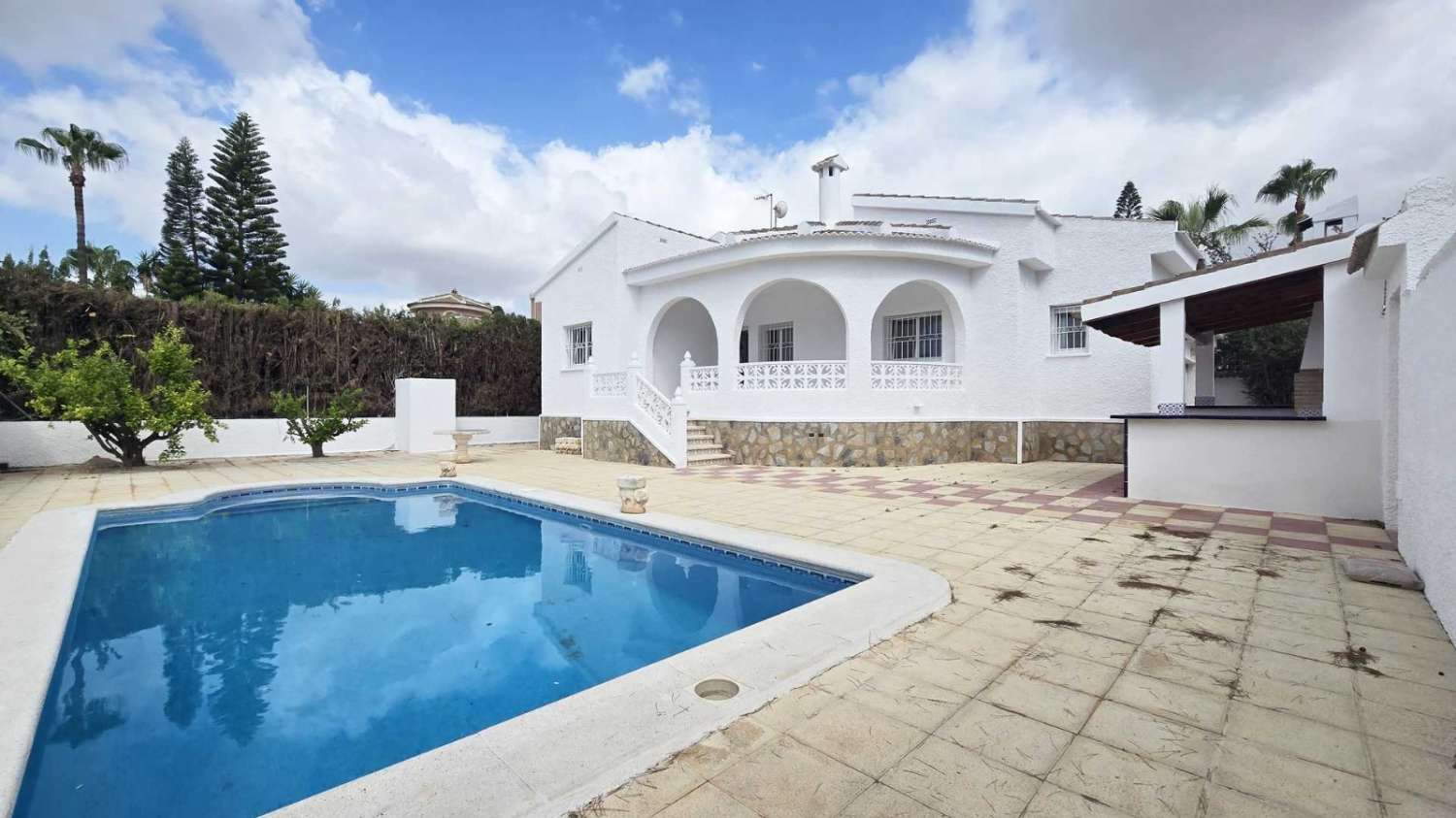 Villa independiente 4 dormitorios, piscina, barbacoa, garaje próxima a todos los servicios en Rojales (Alicante)