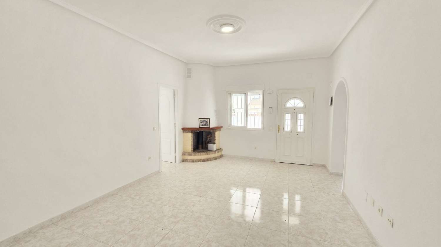 Villa independiente 4 dormitorios, piscina, barbacoa, garaje próxima a todos los servicios en Rojales (Alicante)