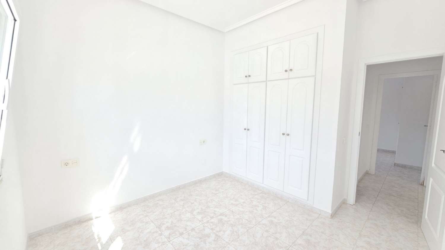 Villa independiente 4 dormitorios, piscina, barbacoa, garaje próxima a todos los servicios en Rojales (Alicante)