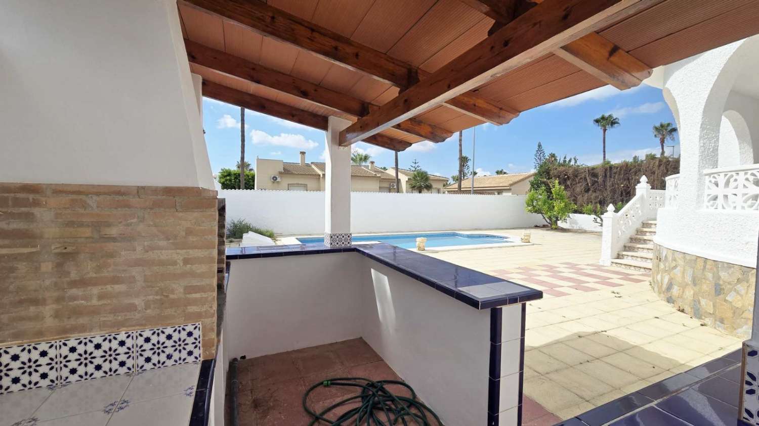 Villa independiente 4 dormitorios, piscina, barbacoa, garaje próxima a todos los servicios en Rojales (Alicante)