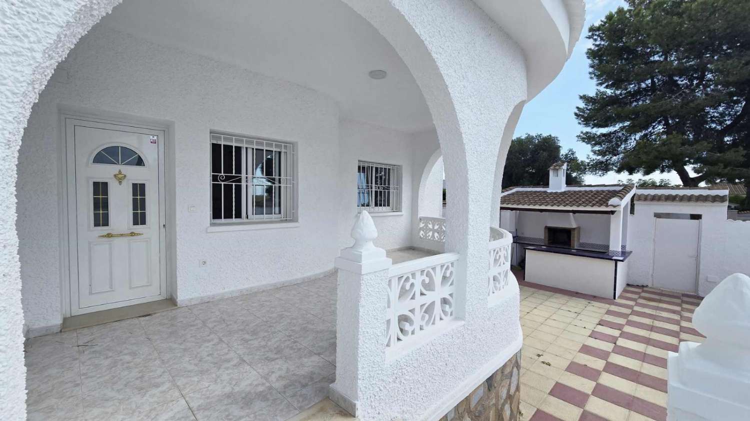 Villa independiente 4 dormitorios, piscina, barbacoa, garaje próxima a todos los servicios en Rojales (Alicante)