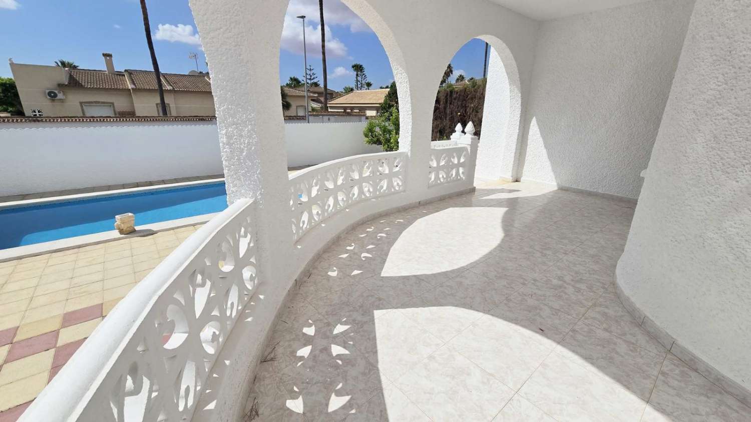 Villa independiente 4 dormitorios, piscina, barbacoa, garaje próxima a todos los servicios en Rojales (Alicante)