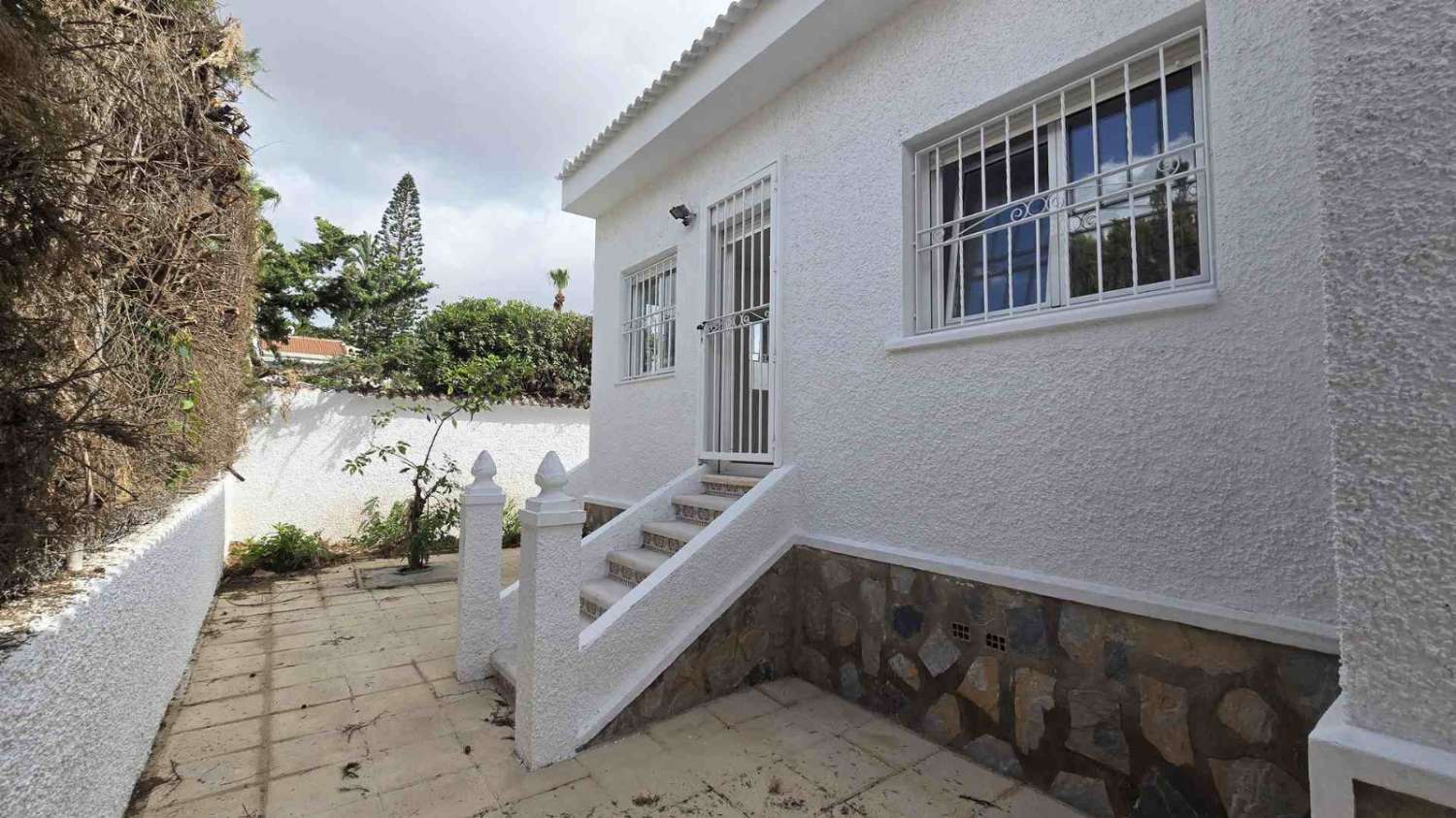 Villa independiente 4 dormitorios, piscina, barbacoa, garaje próxima a todos los servicios en Rojales (Alicante)