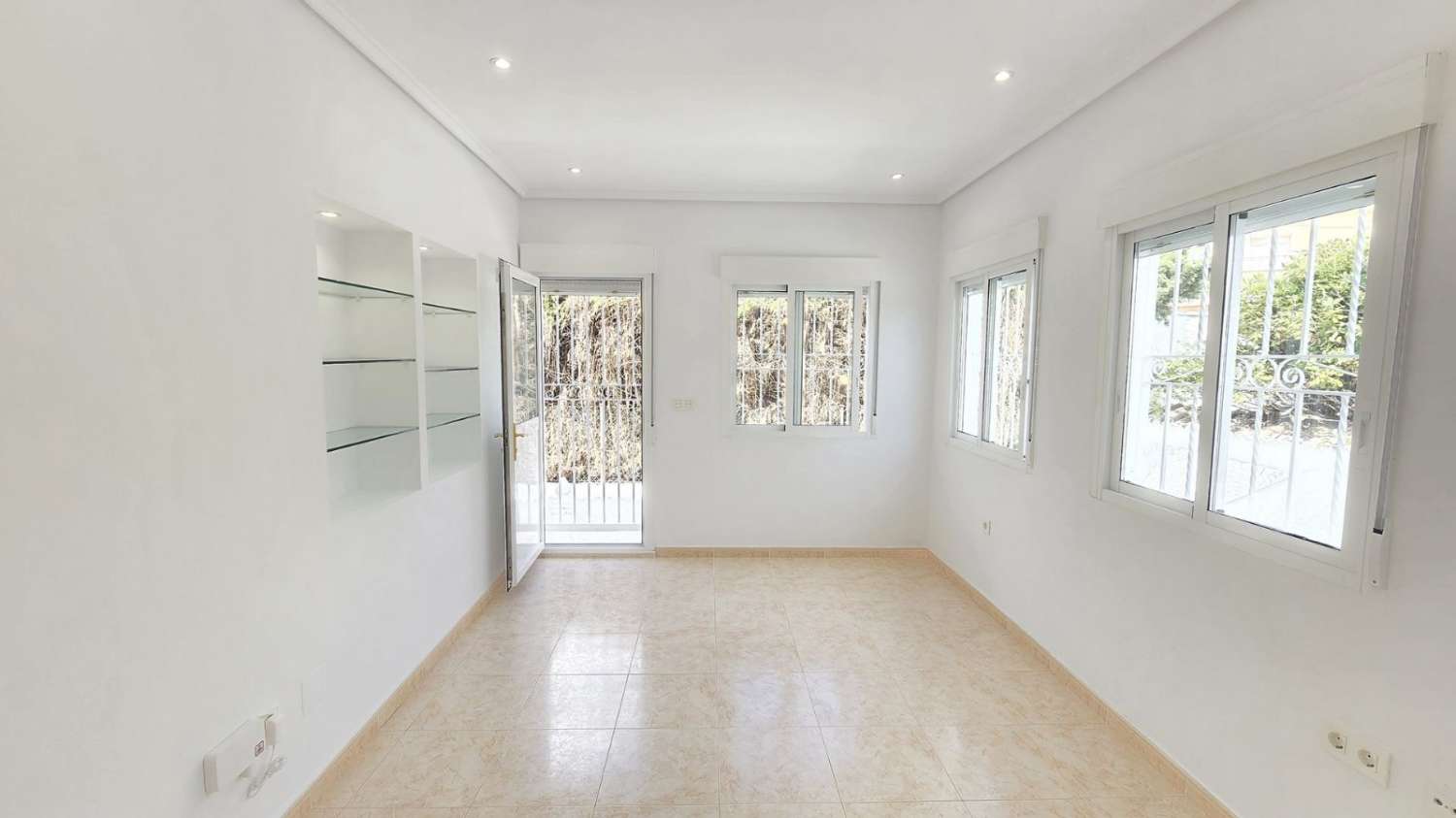Villa independiente 4 dormitorios, piscina, barbacoa, garaje próxima a todos los servicios en Rojales (Alicante)