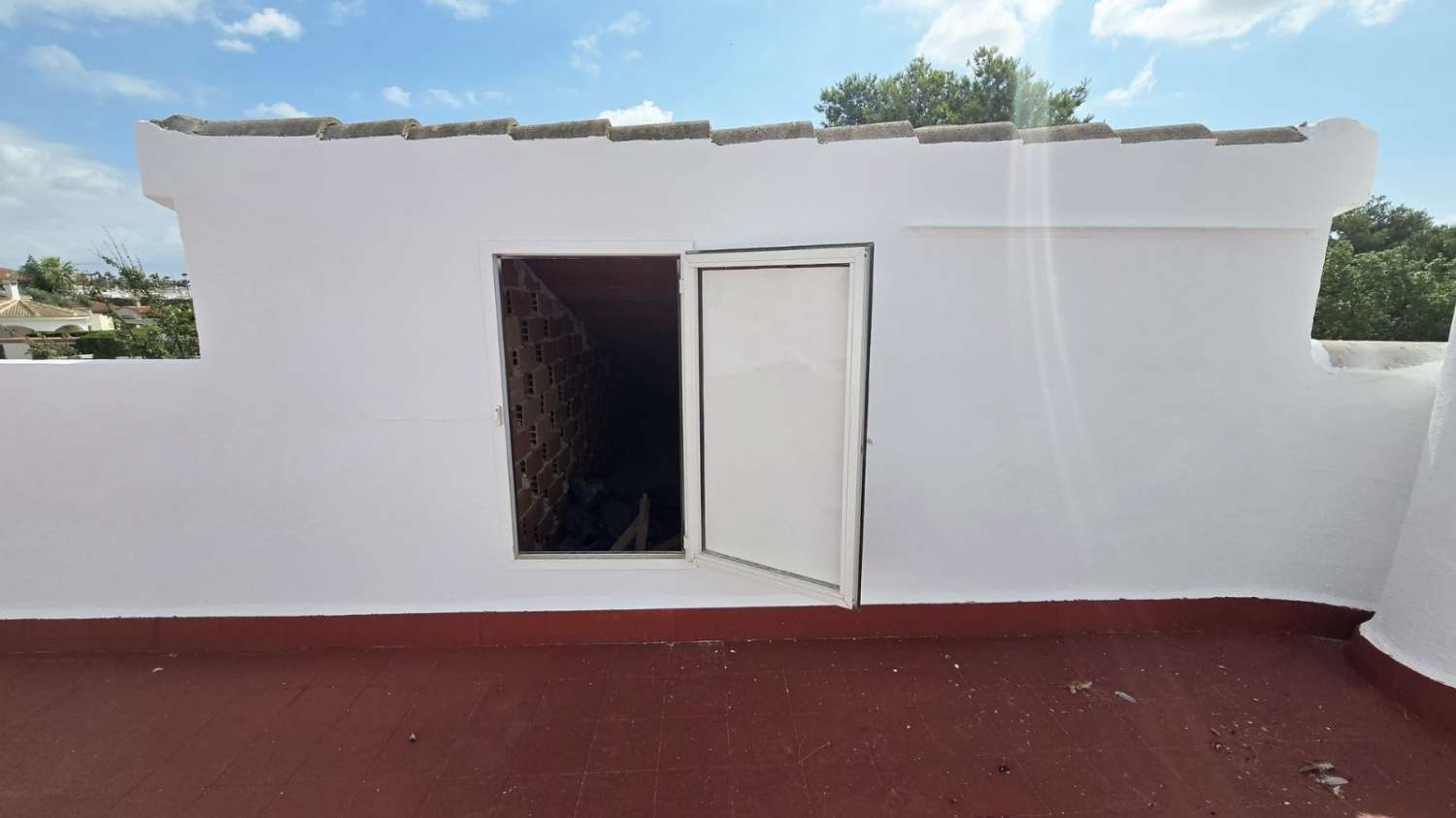 Villa independiente 4 dormitorios, piscina, barbacoa, garaje próxima a todos los servicios en Rojales (Alicante)