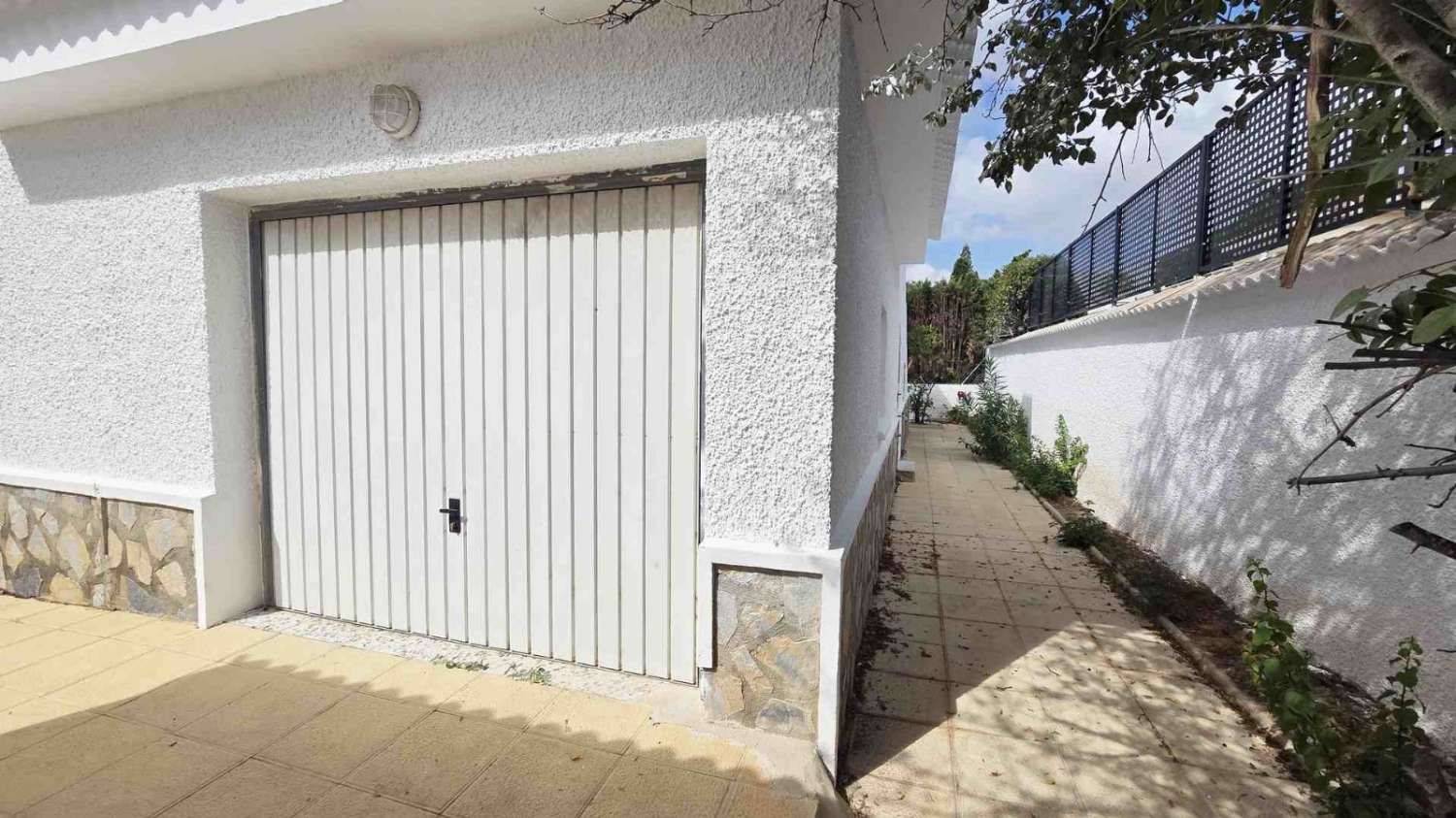 Villa independiente 4 dormitorios, piscina, barbacoa, garaje próxima a todos los servicios en Rojales (Alicante)
