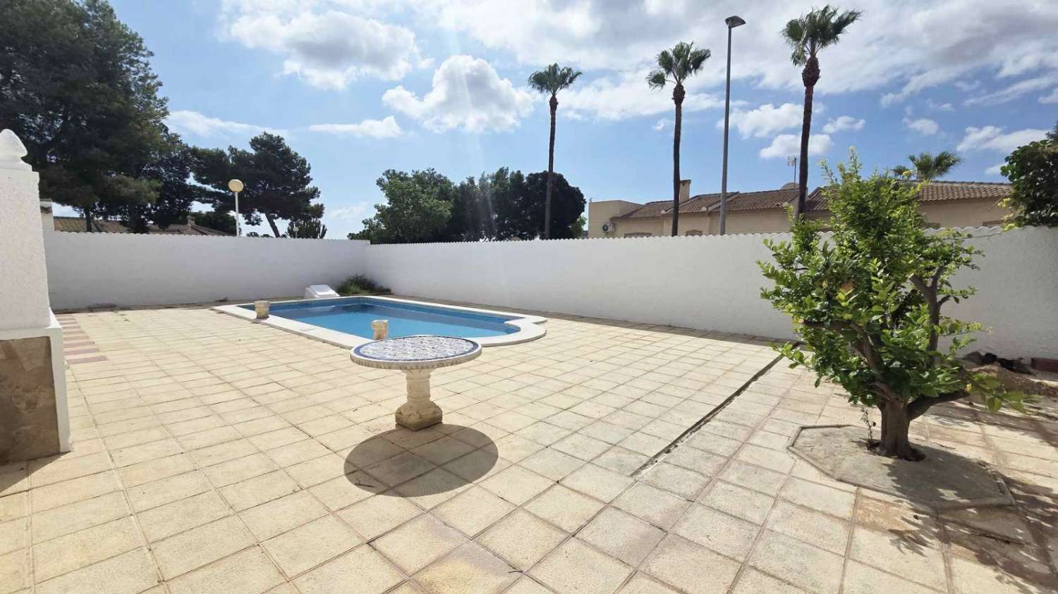 Villa independiente 4 dormitorios, piscina, barbacoa, garaje próxima a todos los servicios en Rojales (Alicante)