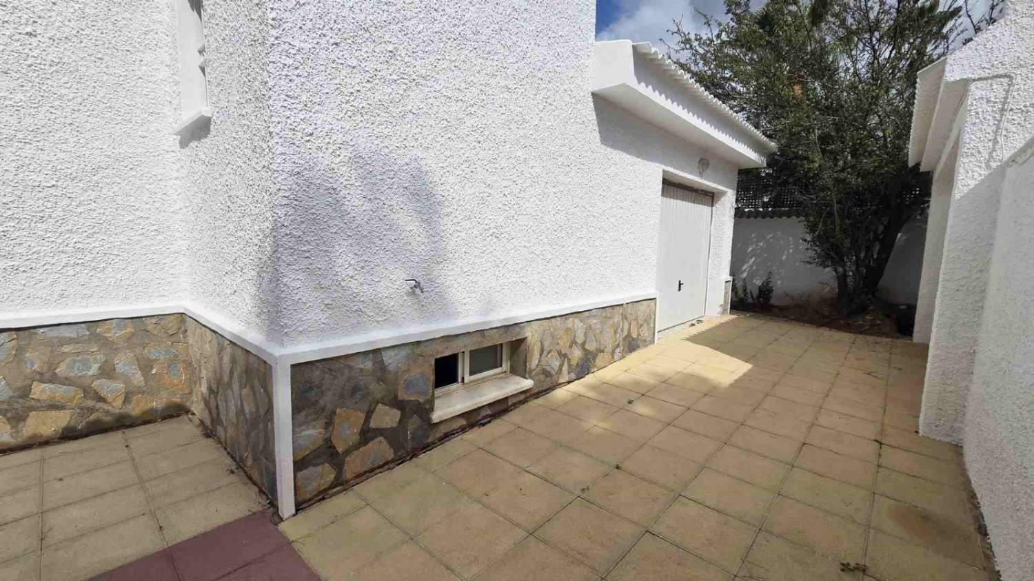 Villa independiente 4 dormitorios, piscina, barbacoa, garaje próxima a todos los servicios en Rojales (Alicante)