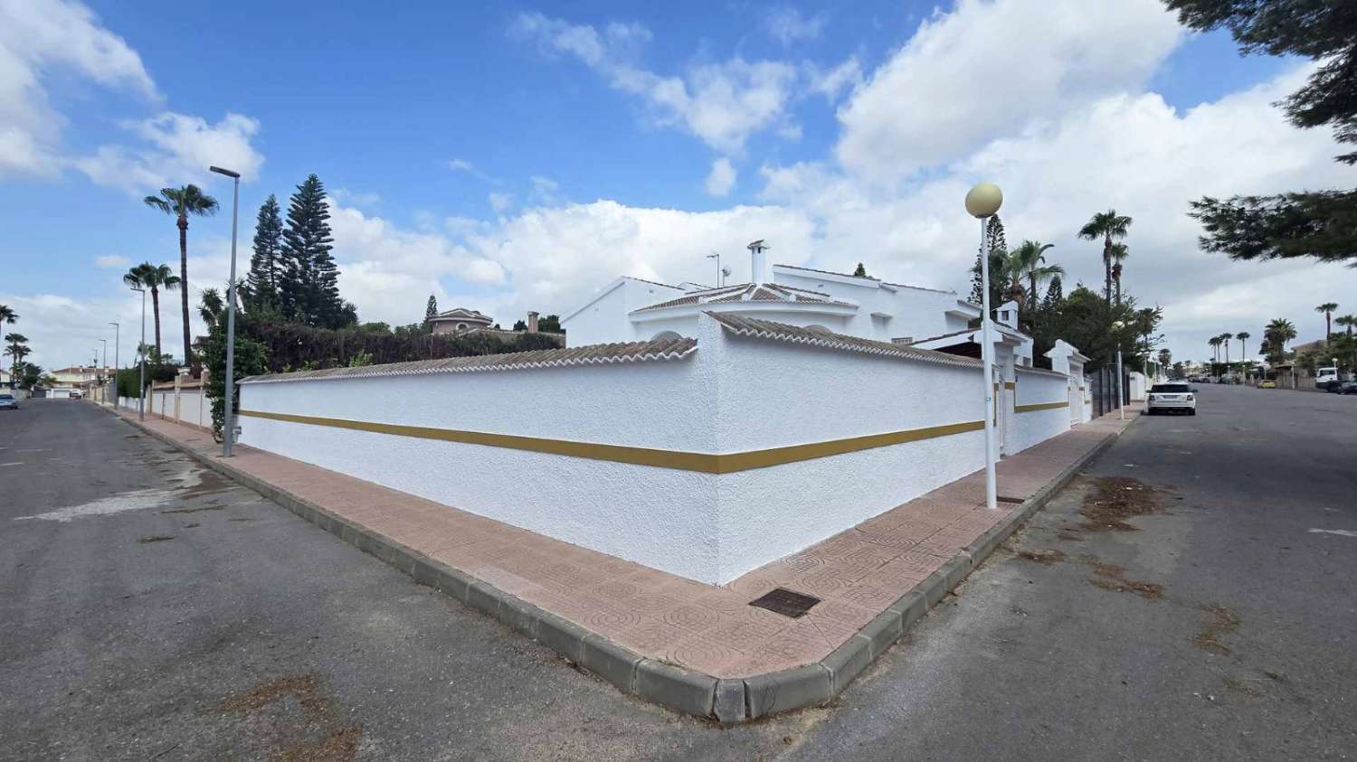 Villa independiente 4 dormitorios, piscina, barbacoa, garaje próxima a todos los servicios en Rojales (Alicante)