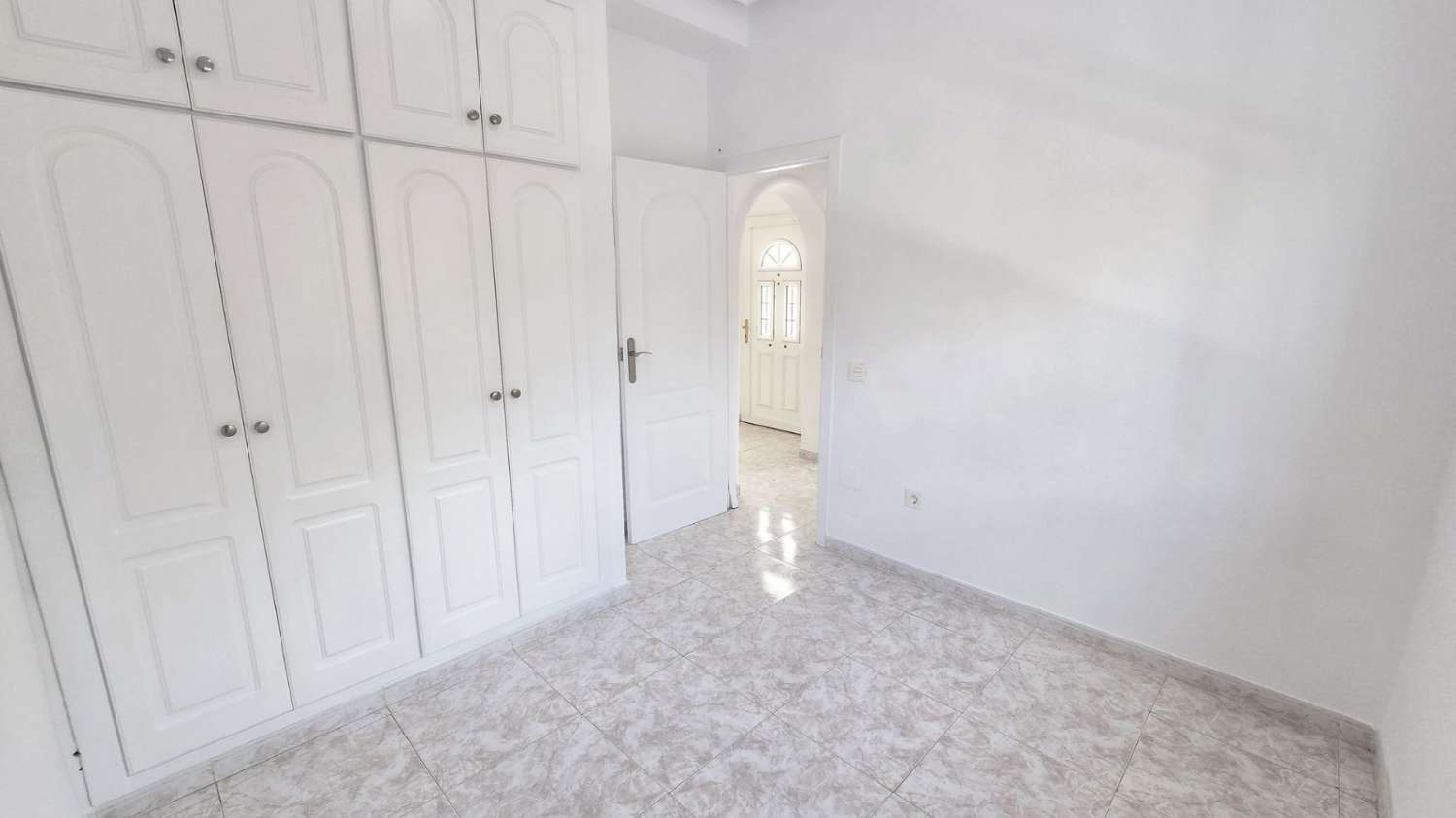 Villa independiente 4 dormitorios, piscina, barbacoa, garaje próxima a todos los servicios en Rojales (Alicante)